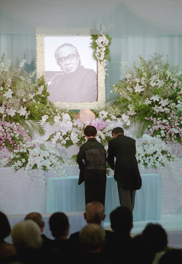 Matsumoto’s eldest son Yōichi and his wife offer flowers at Matsumoto’s memorial service, held on August 10, 1992. (© Jiji)
