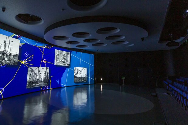 シアターホールの内部。床面にも映像が映し出される凝った演出だ