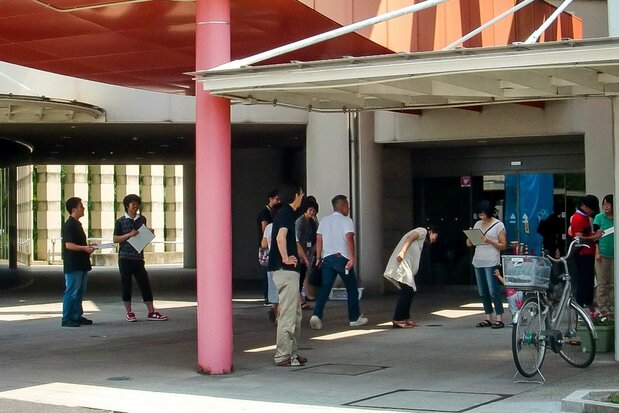 Un sondage réalisé auprès des électeurs par des étudiants à Matsue au moment de l’élection de la Chambre des conseillers en 2013. (Avec l’aimable autorisation de Maiguma Kôichi)