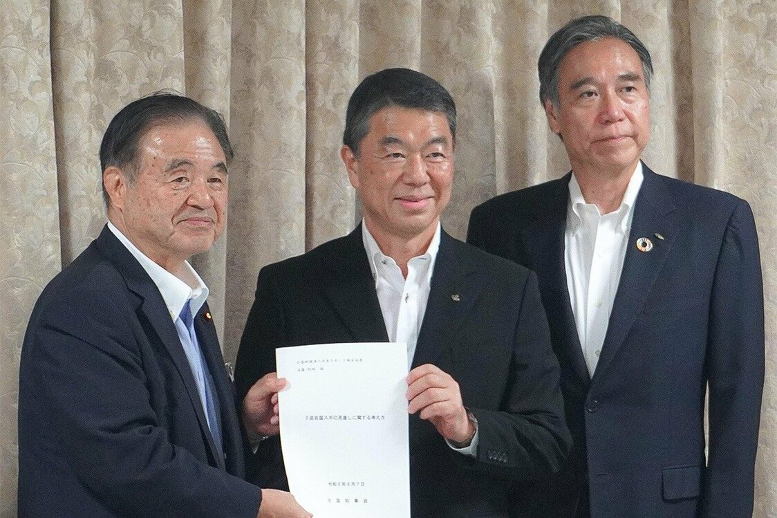 遠藤利明日本スポーツ協会会長（左）へ「3巡目国スポの見直しに関する考え方」を手交する村井嘉浩全国知事会会長（宮城県知事、中央）と阿部守一長野県知事（右）＝全国知事会提供