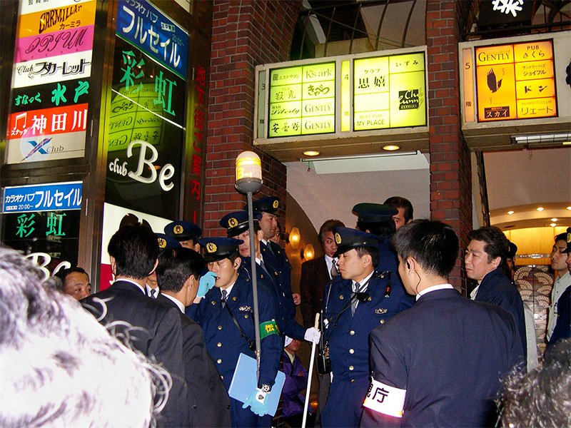 Gran redada efectuada por la Policía Metropolitana y otros cuerpos de seguridad en el barrio de Kabuki-chō (Shinjuku-ku, Tokio), en abril de 2003. (Jiji Press)