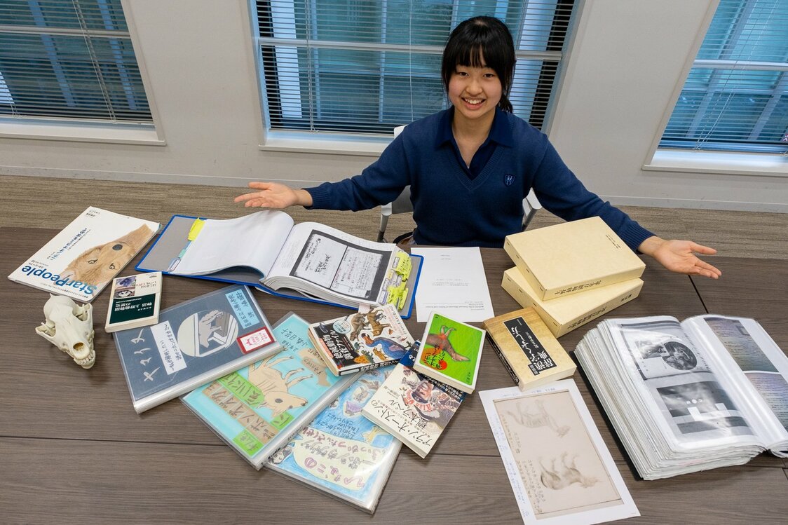 Komori Hinako expose fièrement certains des rapports et des documents de recherche sur le loup japonais qu’elle a rassemblés. Elle confie que lorsqu’elle était plus jeune, elle demandait de l’aide à son père ou consultait un dictionnaire lorsqu’elle était rencontrait des caractères anciens. (© Hayashi Michiko)
