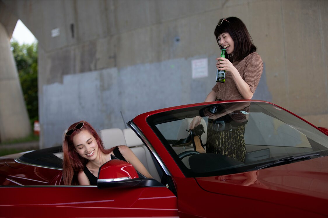 Rei (Mizuhara Kiko, izquierda) y Nanae (Satō Honami), las protagonistas de Kanojo.