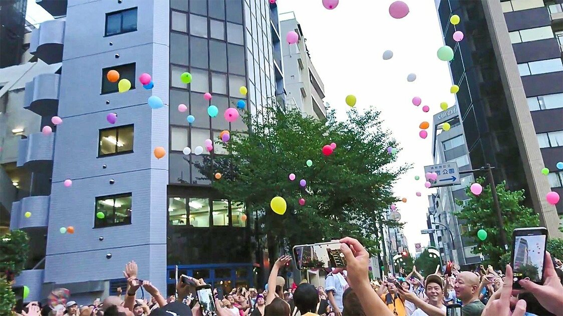 2019年夏、新宿二丁目「東京レインボー祭り」のバルーンリリース