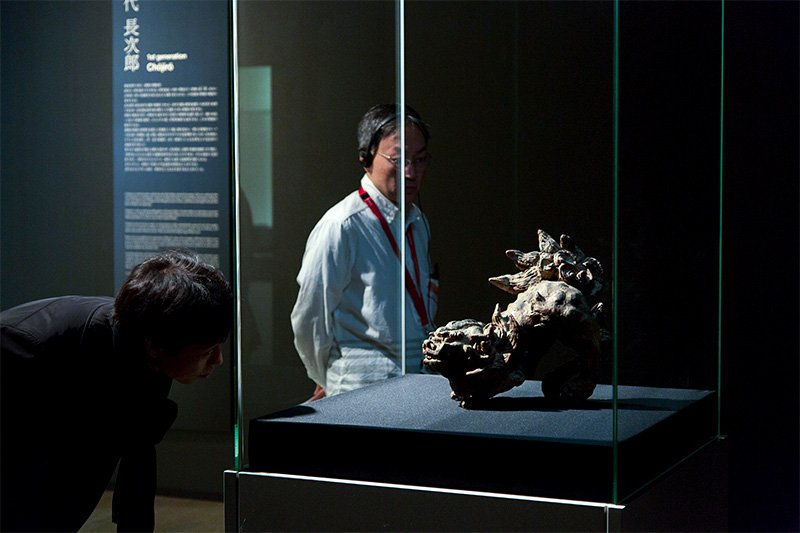 長次郎　二彩獅子　重要文化財　1574年　樂美術館蔵 利休は、この獅子のように力強く、激しい表現者たる長次郎を見込んで、あえて「わび茶」の精神を汲む、「静」的な茶碗づくりを任せたと思われる