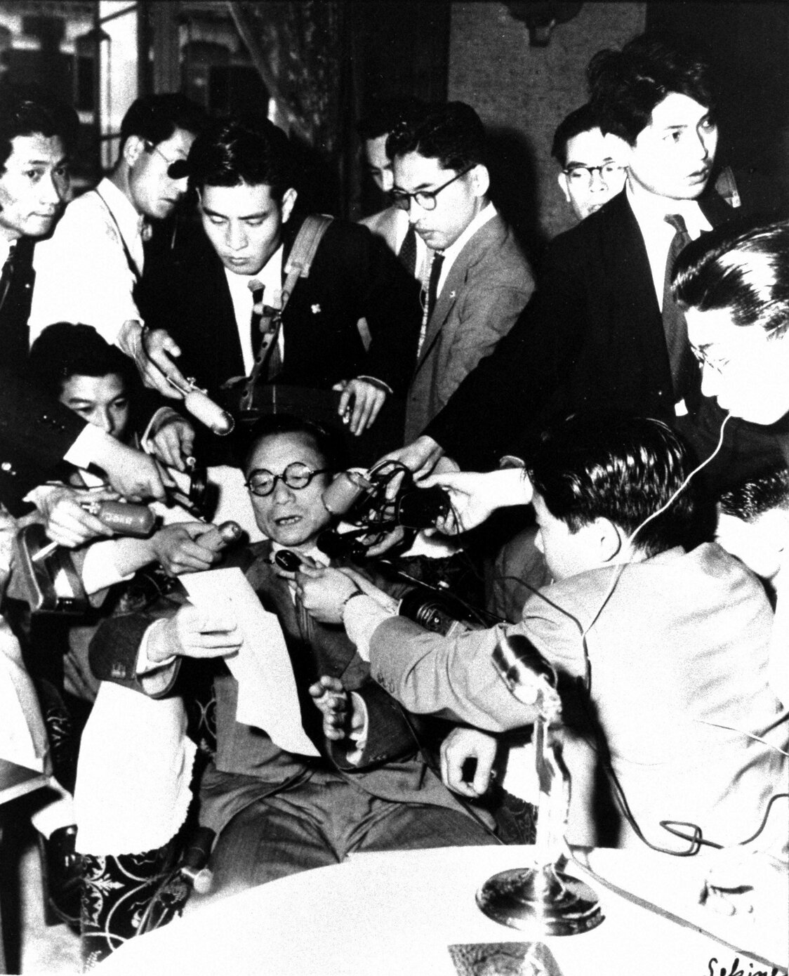法相の指揮権発動を発表する佐藤藤佐検事総長＝1954年4月21日（毎日新聞社／アフロ）