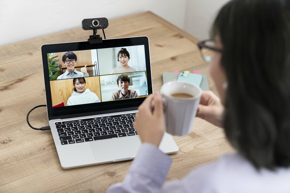 オンラインでのランチ会やお茶会で社員同士が自発的に交流をはかる動きも出てきた（PIXTA）
