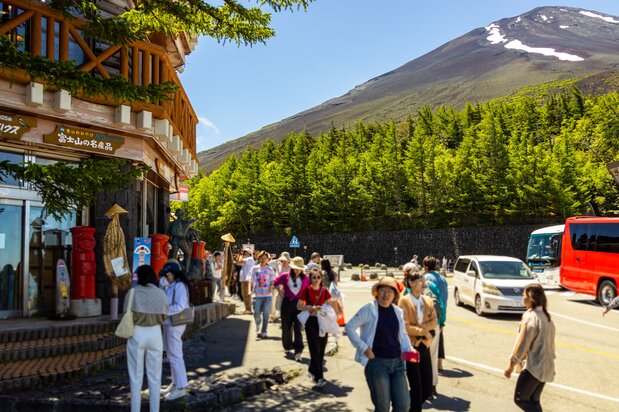 Des files de cars de tourisme à la cinquième station dès avant l'ouverture de la montagne.
