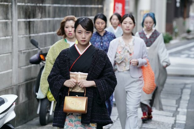 女将連を引き連れて京都の裏路地を闊歩(かっぽ)するまどかは、まるで“極妻”? ©2025「ぶぶ漬けどうどす」製作委員会