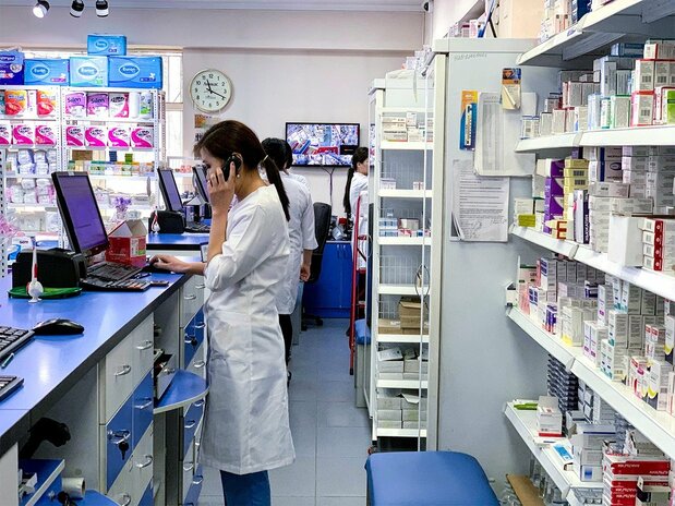 キルギスの大手薬局チェーンで働く薬剤師