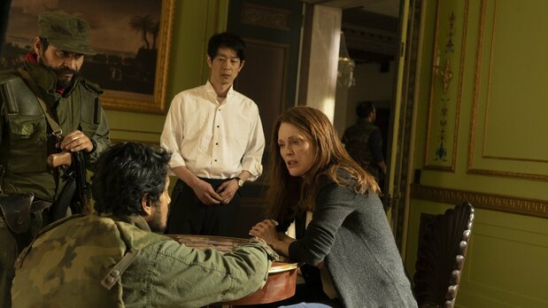 加瀬亮(中央)が多言語を操る通訳ゲンを演じる ©2017 BC Pictures LLC All rights reserved.