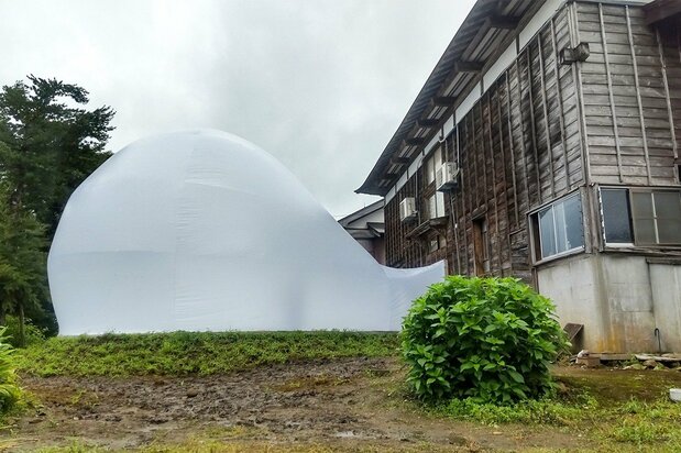 2024年7月在大地艺术节拍摄的马岩松作品《野泡泡》，作品位于新潟县十日町市，看上去像是一座房屋在吹泡泡糖（图片：森田睦）