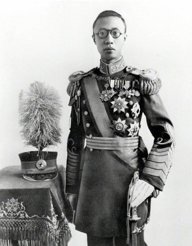 中国清（しん）朝の最後の皇帝で、満州国の元首・溥儀（共同）