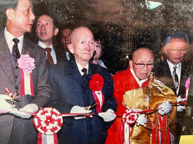 1991年、91歳の李金龍氏が福寿院の媽祖を参拝する。一時、日中台で緊張が走った(福寿院提供)