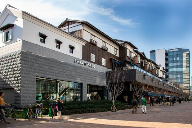 面朝环二大道,一楼设有可供日常用餐的咖啡馆和餐厅