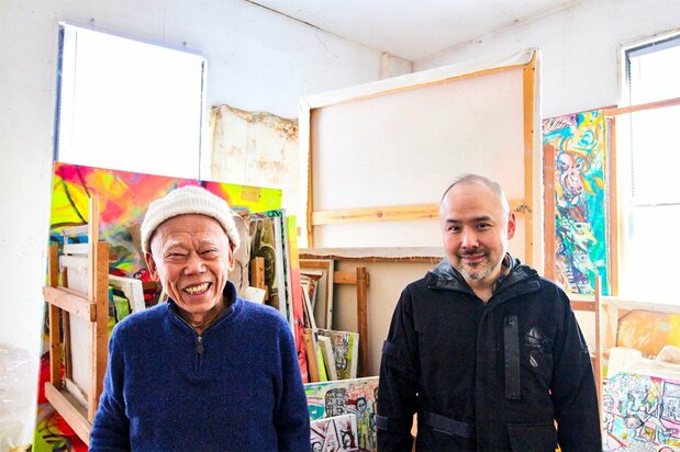 ギュウちゃんと長男アレックス・空海・篠原さん。アレックスさんもアーティストで、同じ屋根の下で制作活動をする。©安部かすみ