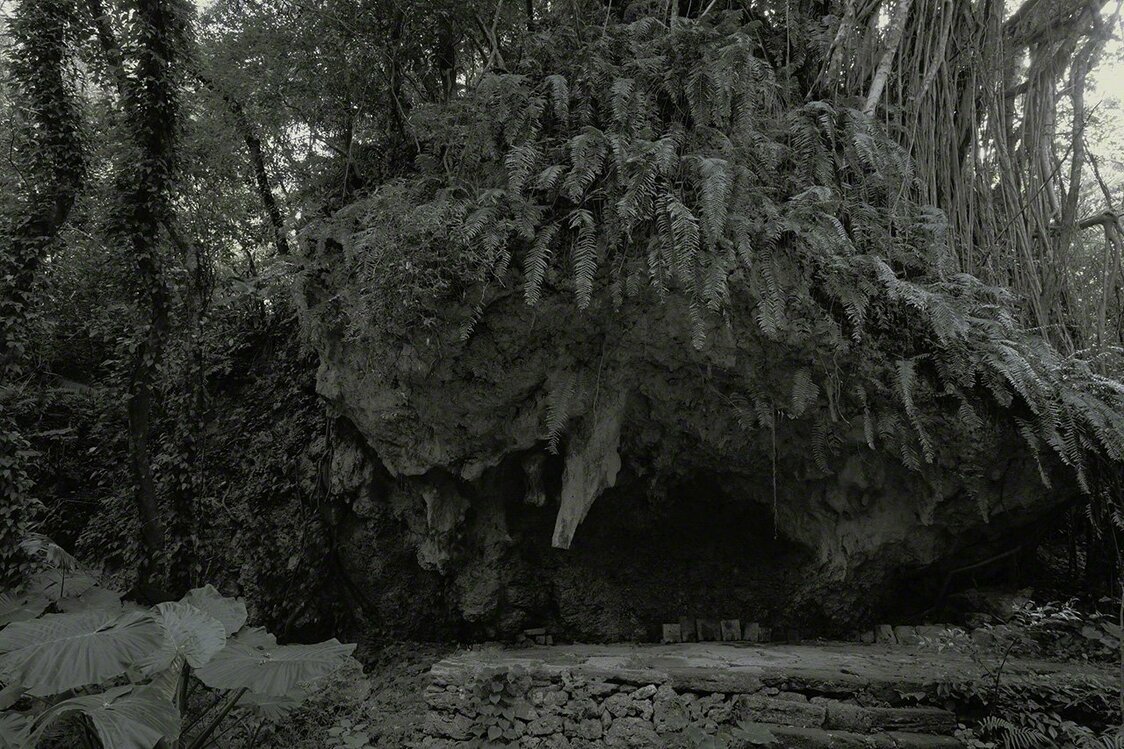 Yuinchi, lugar para el rezo por la fertilidad de la cosecha. Fotografía: Ōsaka Hiroshi.
