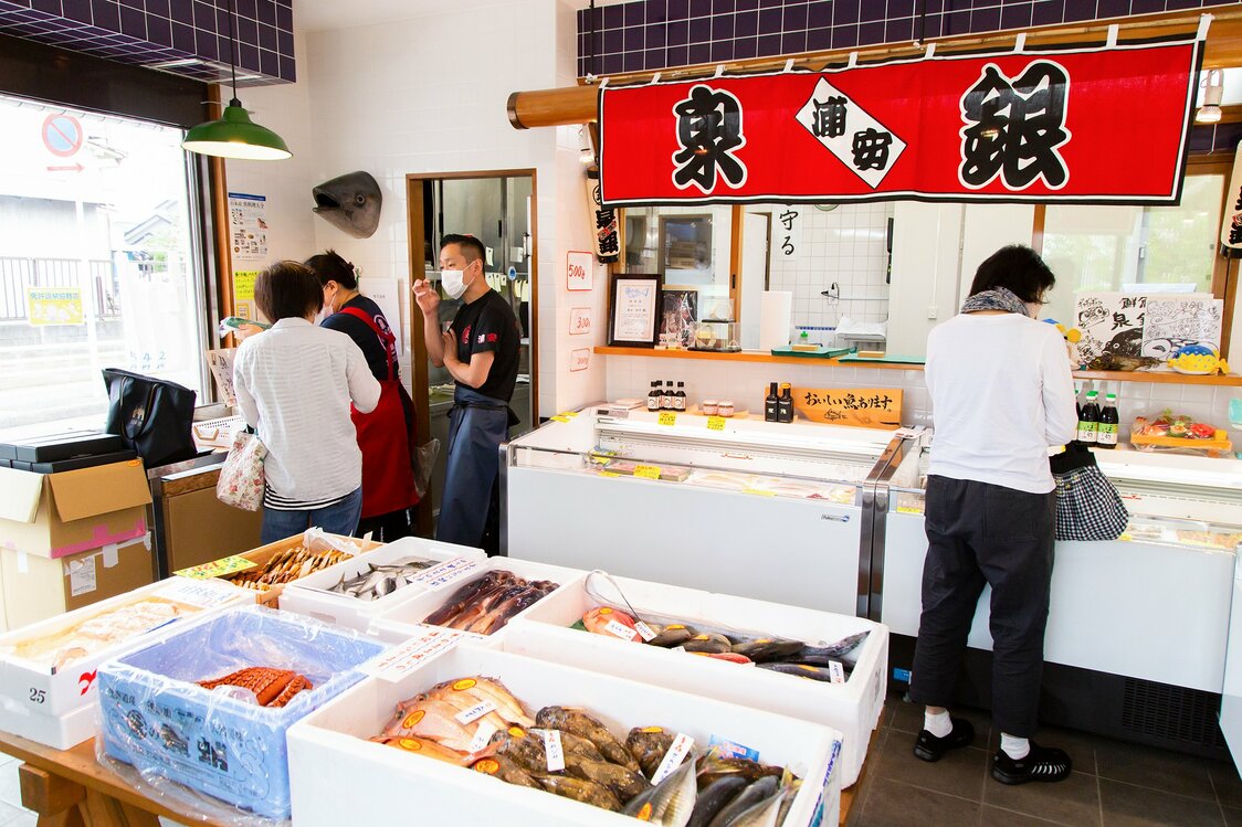 釣竿氏との会話を楽しみに、午前中からひっきりなしに客がやって来る