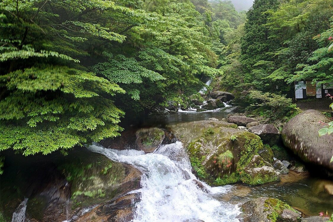 A view of Shiratani Unsuikyō available near the road. (© Li Kotomi)