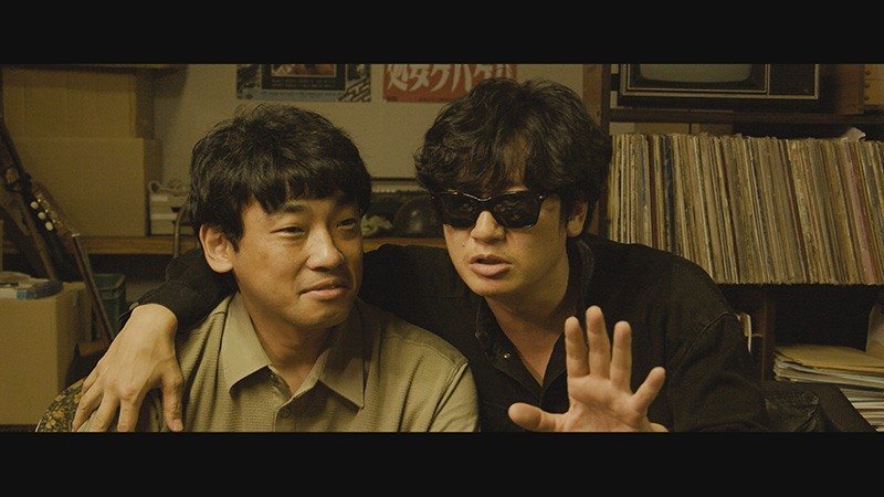 足立正生役の山本浩司（左）と井浦新　©2018若松プロダクション
