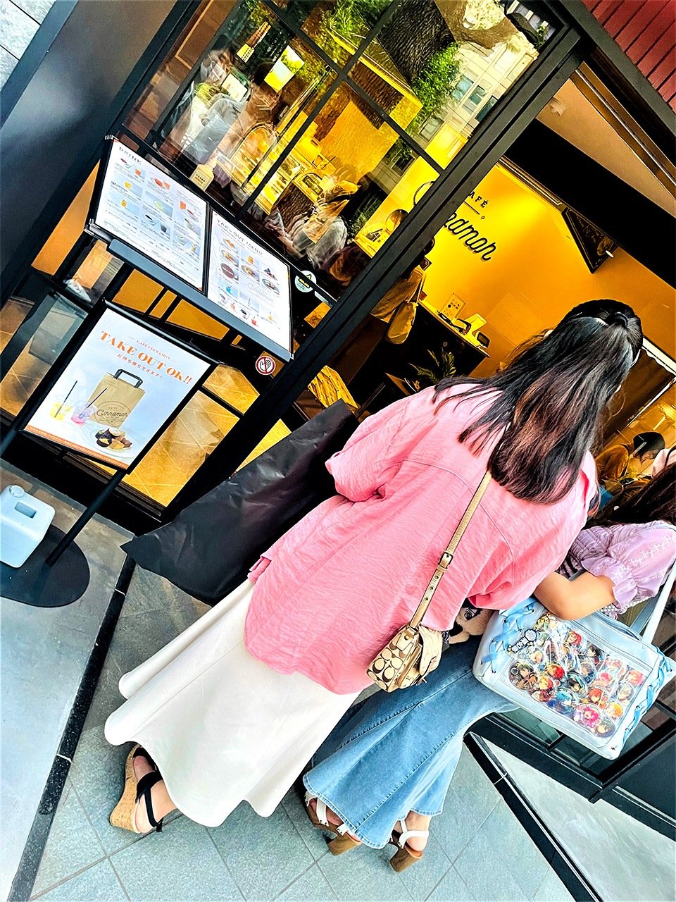 乍看是家优雅的咖啡厅，但在店门口却能看到挎着“痛包”的女客
