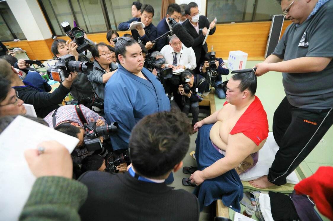 2019年初場所2日目、連敗を喫して支度部屋で険しい表情を見せる横綱・稀勢の里。押し寄せる報道陣の前に付け人が立ちふさがる。4日目の朝、稀勢の里は引退を表明した　時事