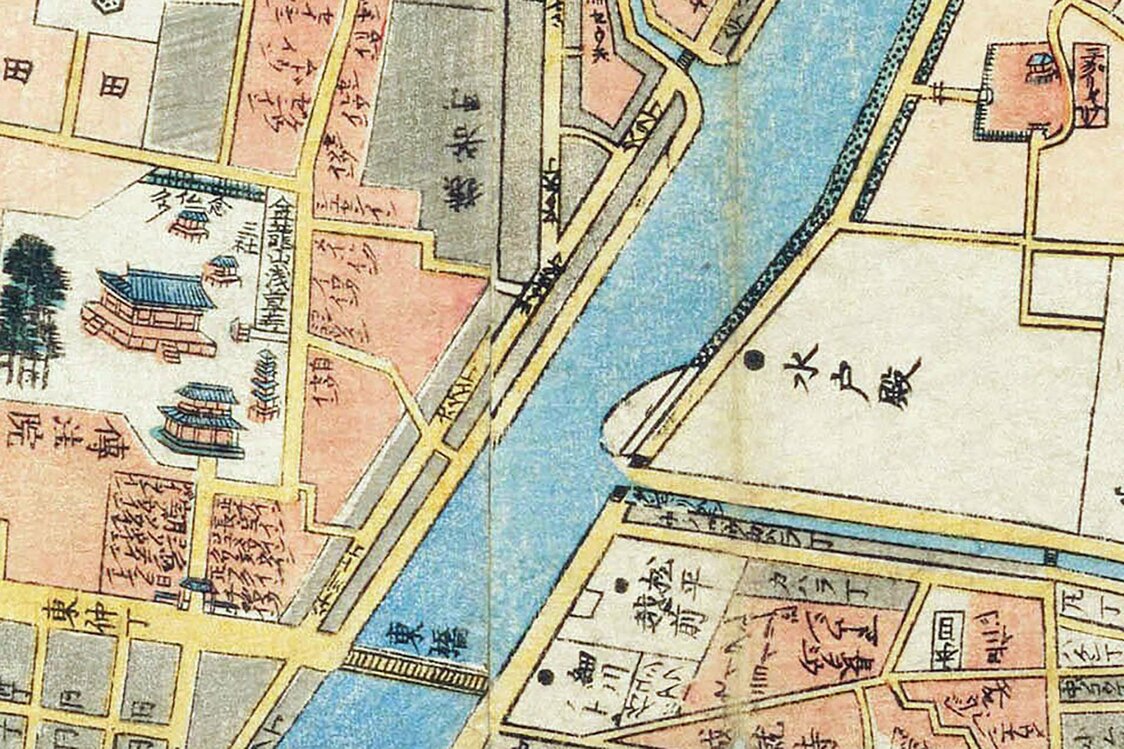 『安政改正御江戸大絵図』（1858年、国会図書館蔵）より、吾妻橋から山谷堀までを切り抜いた。「吾妻橋」は「東橋」と記載してある。右上の「ミメグリイナリ」の川岸から描いたという説が多いが、筆者は「●水戸殿」の文字の左あたりからと考えている