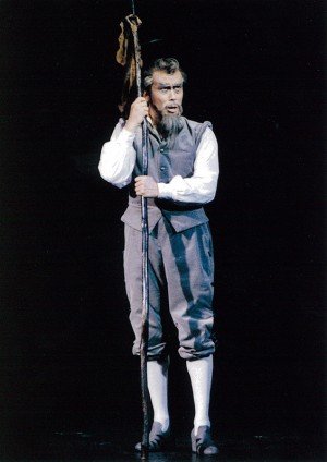 Matsumoto Kôshirô IX en train d’interpréter le rôle de Don Quichotte et de chanter « La quête de l’impossible rêve » de la comédie musicale L'Homme de la Mancha. Mai 2002, théâtre Hakataza de Fukuoka.