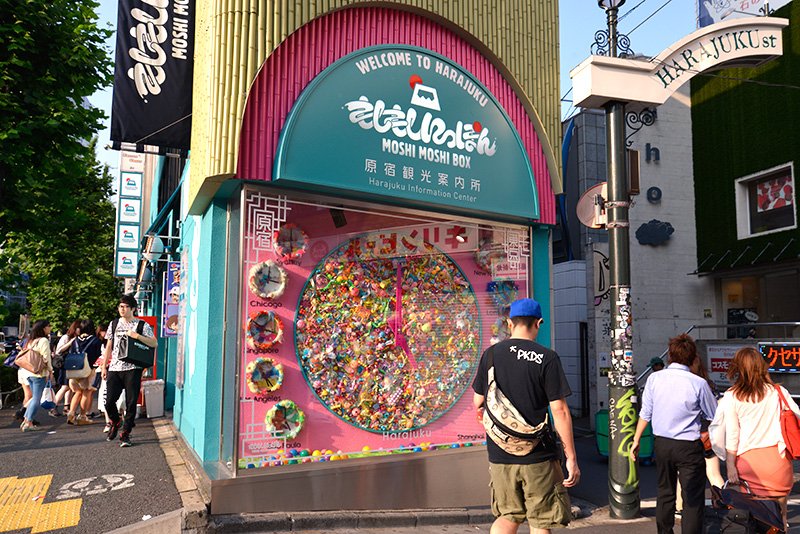 Moshi Moshi Box est un centre d’information touristique à la décoration colorée.