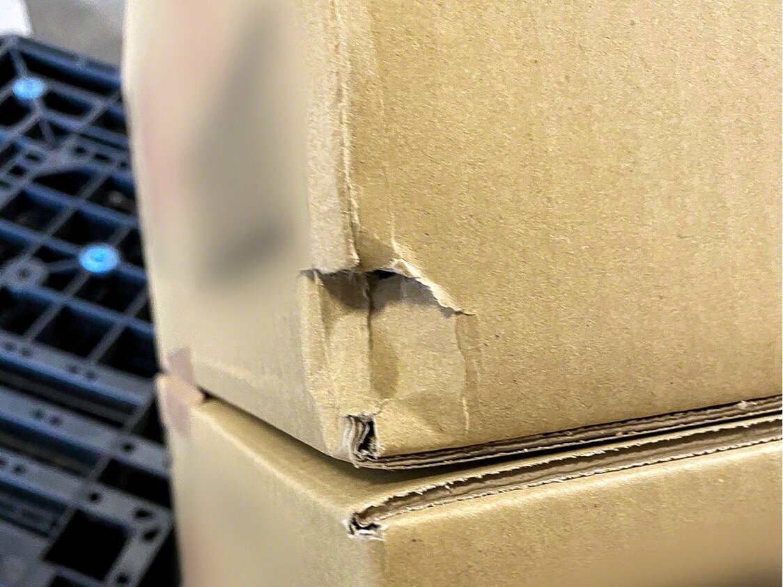 غالبا ما يؤدي حدوث تلف للصناديق إلى مطالبات تعويض، حتى لو كانت المحتويات غير تالفة (حقوق الصورة لهاشيموتو آيكي).
