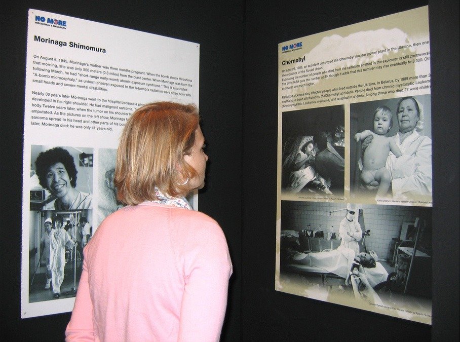 Una visitante observa un panel en la exposición sobre la bomba atómica en la sede de la ONU en 2005. (Kyodo Images)