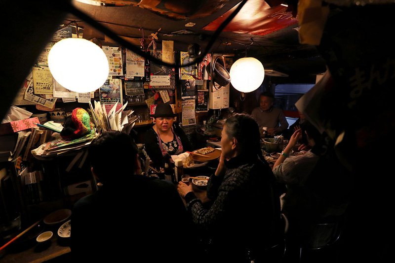 酒吧在二楼，要爬上昏暗的楼梯，但“Nabesan”店内总是宾客满堂。不愧是“老字号”