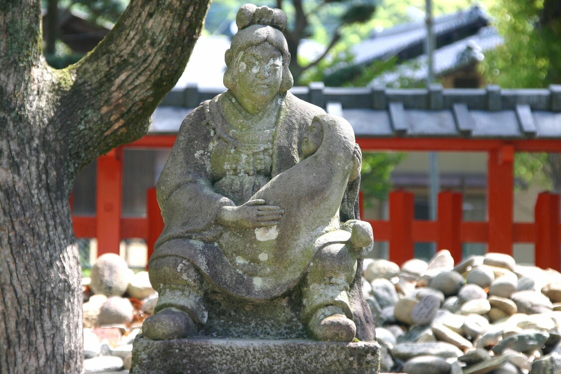宇美八幡宫内怀抱应神天皇的神功皇后像（图片：PIXTA）