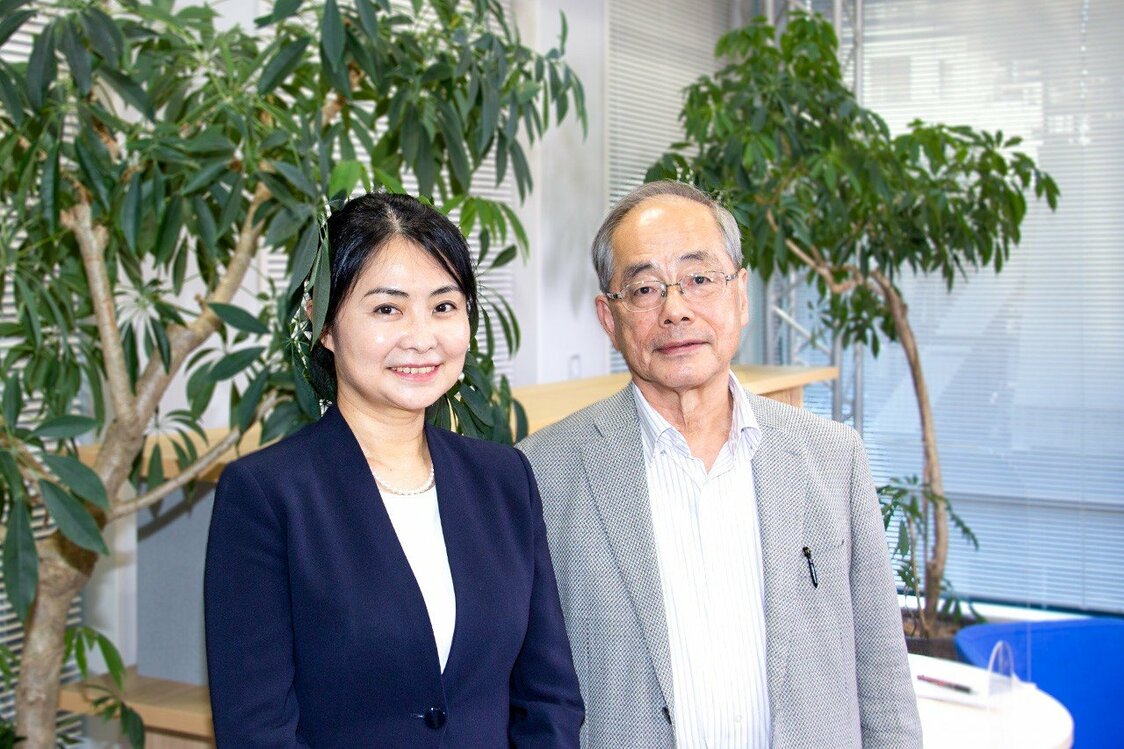聞き手の大庭三枝・神奈川大学教授（左）と末廣昭・東京大学名誉教授