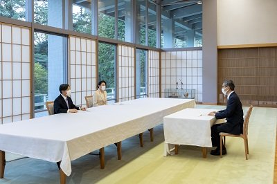 コロナ対策の専門家の尾身茂氏から進講を受けられる天皇、皇后両陛下＝2020年4月10日、赤坂御所（宮内庁のホームページより）