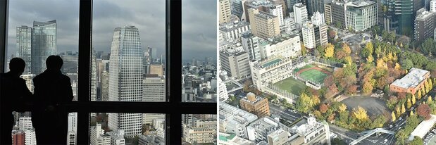 A view of skyscrapers from the main observation deck. ph04: Below is what looks like a miniature garden. © Nippon.com