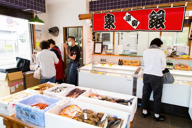 Not a few customers come to Morita’s shop just to enjoy the banter. The shop is busy from the moment it opens mid-morning.