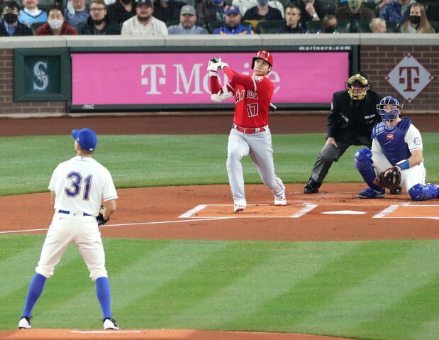 Ohtani frappe son 46e home run de la saison, le dernier de la saison 2021. Selon la tradition, l’annonceur américain crie : “Big fly !” Photo prise le 3 octobre 2021 à Seattle (Jiji Press).