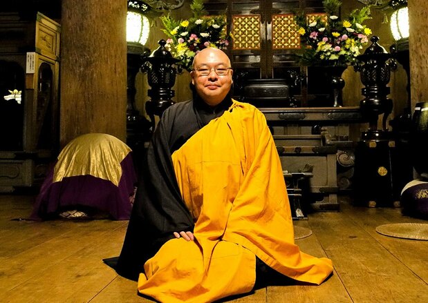 清水寺执事助理森清显。毕业于立正大学研究生院，文学博士。佛法宣讲人、撰稿人、电台主播，致力于让人们深刻理解清水寺的观音信仰以及京都的文化与风俗习惯。兼任上智大学Grief care研究所外聘讲师、京都市社会教育委员会委员等职（摄影：天野久树）