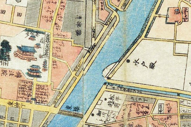 『安政改正御江戸大絵図』(1858年、国会図書館蔵)より、吾妻橋から山谷堀までを切り抜いた。「吾妻橋」は「東橋」と記載してある。右上の「ミメグリイナリ」の川岸から描いたという説が多いが、筆者は「●水戸殿」の文字の左あたりからと考えている