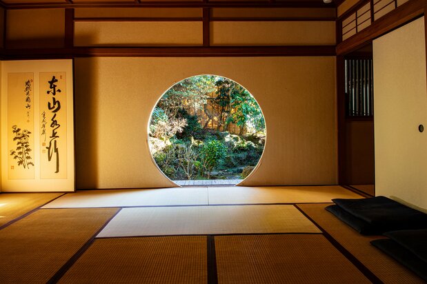 Foto: En el restaurante hay una sala de meditación zen que da al jardín interior. La decoración también merece la pena. (Fotografía de Harada Hiroshi)