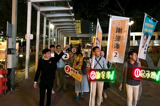 香港區議員當選人岑敖暉、謝旻澤跟易承聰,跟當地居民致意(筆者攝影)