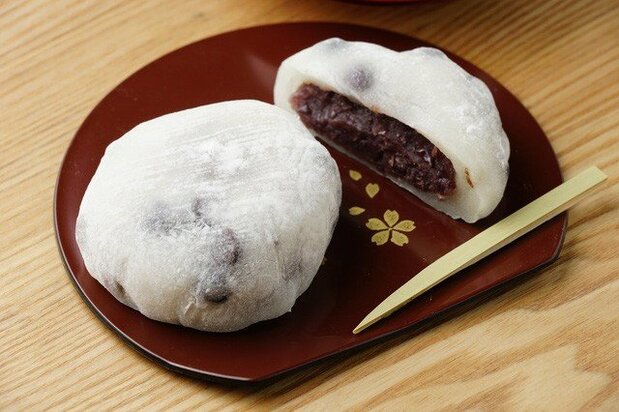 Mame daifuku with azuki blended into the outer mochi layer.