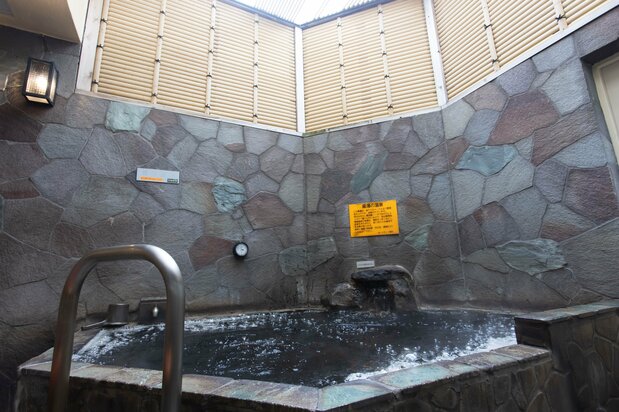 تم تجهيز الحمام الخارجي بمظلات طويلة لمنع اختلاس النظر، إلا أنه لا يزال يوفر الاحساس الكامل بالاستحمام في الهواء الطلق. (© فوكوساكو آياكو)