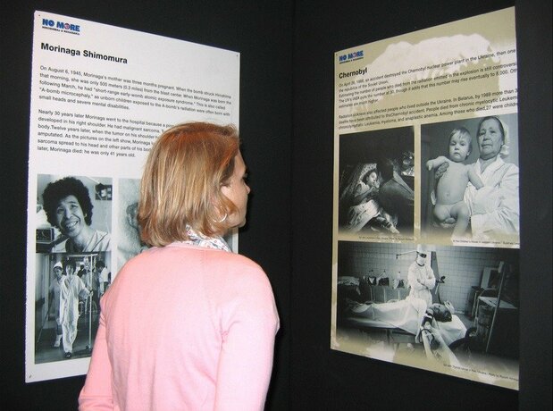 2005年、国連本部での原爆展のパネルに見入る女性(共同イメージズ)