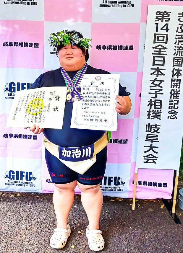 Abe Nana célébrant sa victoire dans la catégorie juniors poids lourds le 16 juillet 2023, à l'issue du Tournoi japonais de sumo féminin de Gifu. Elle a remporté la victoire en ayant recours à sa technique favorite, l'oshidashi, qui consiste à sortir de force son adversaire du ring. (Photo avec l'aimable autorisation d'Abe Nana)