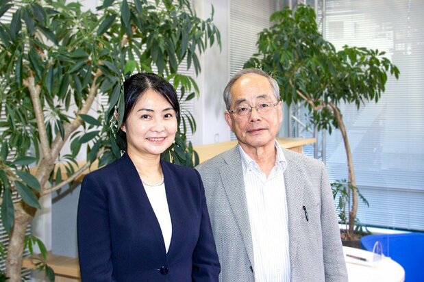 聞き手の大庭三枝・神奈川大学教授(左)と末廣昭・東京大学名誉教授