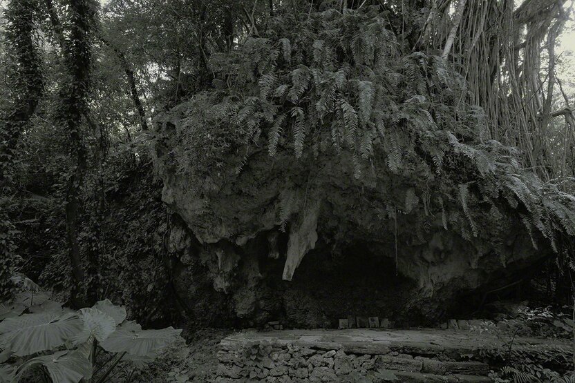 Yuinchi, lugar para el rezo por la fertilidad de la cosecha. Fotografía: Ōsaka Hiroshi.