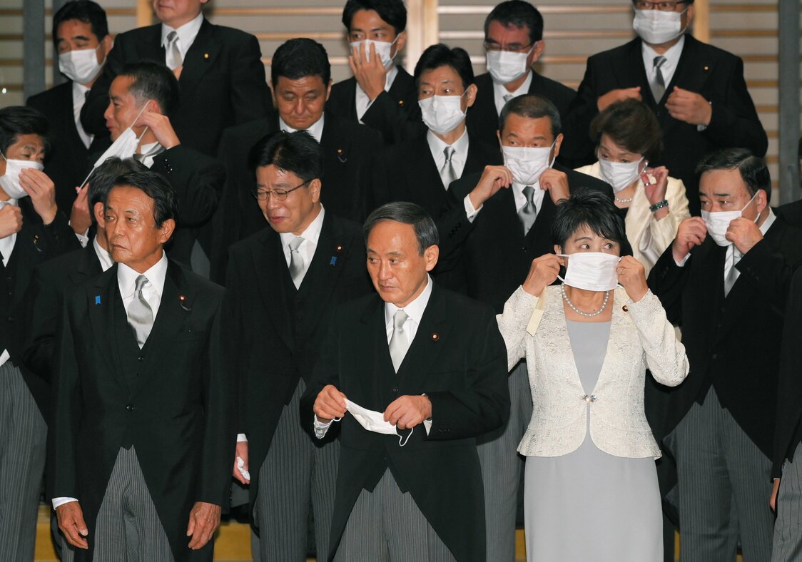 在皇居参加首相亲任仪式和阁僚认证仪式，并拍照留念后，首相菅义伟（前排中）和众阁僚一边佩戴口罩一边等车，2020年9月16日，皇居（时事社）