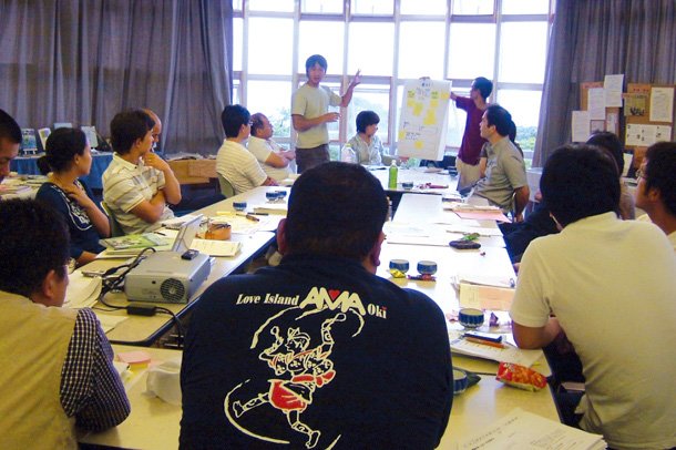 15歳から70歳までの新旧住民が一緒になって、「島の幸福論」と題された振興計画策定に積極的に参加した。（写真提供：studio-L）